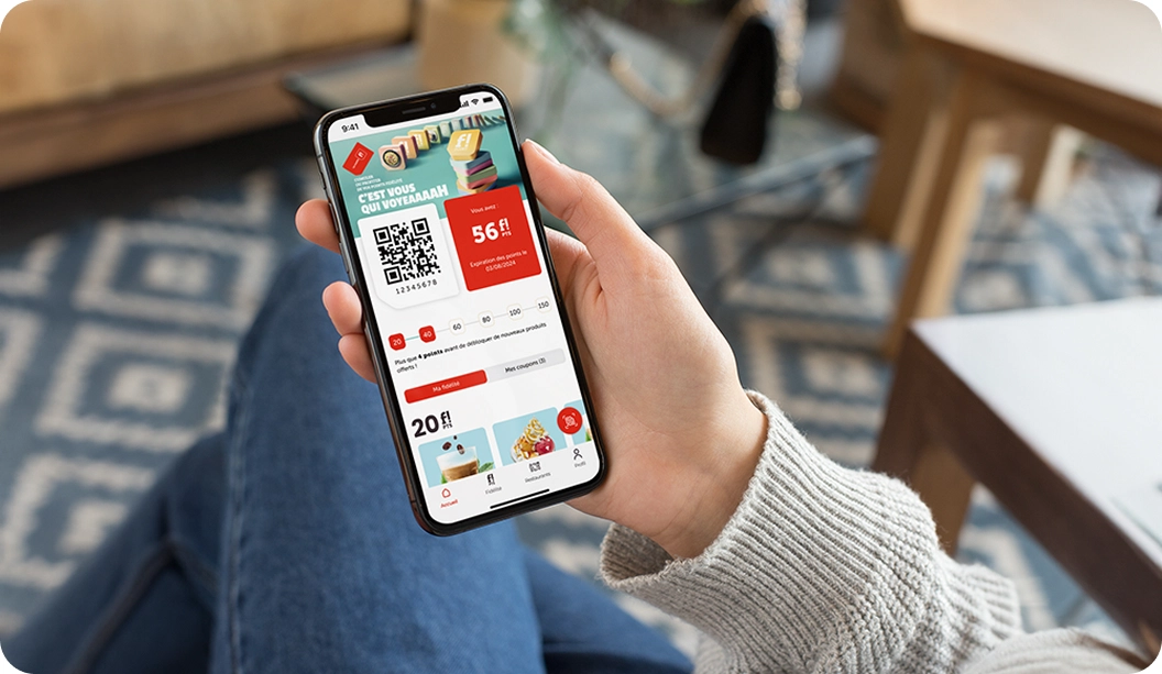 Femme montrant la page d'accueil de l'application Flunch